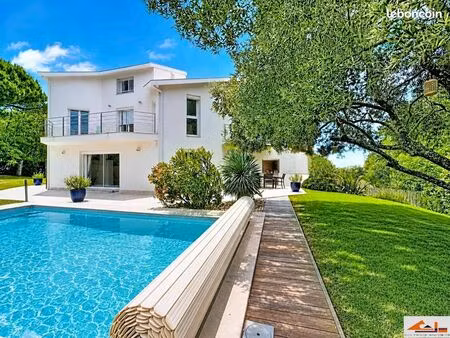 villa 7 pièces 228 m²
