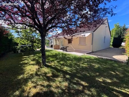 maison avec jardin arboré et double garage