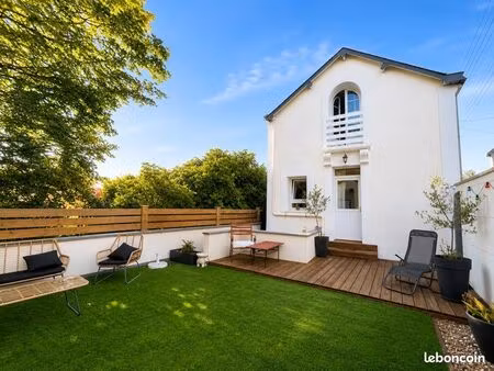 ? maison de ville avec cour aménagée  garage et atelier – saint-cyr-sur-loire (cottage par