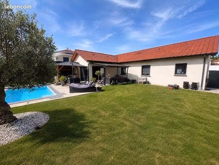 maison contemporaine avec piscine chauffée