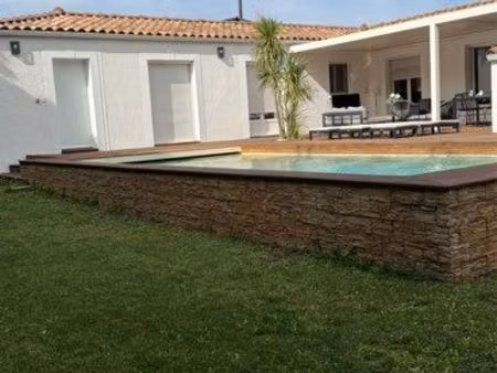 villa plein pied de 250 m² avec appartement indépendant  piscine et terrain arboré de 1 40