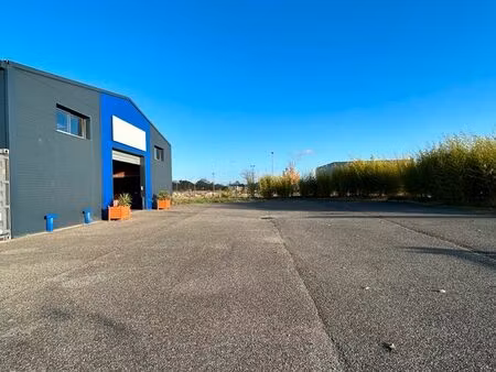 entrepôt local commercial ou industriel de 190m2 (150m2 d'entrepôt/atelier + 40m2 de burea