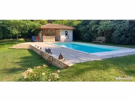 maison contemporaine et atypique de 138 m2 avec piscine et jardin arbore
