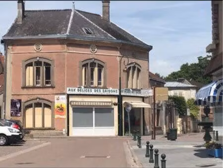 bâtisse comprenant commerce et appartement avec travaux à prévoir