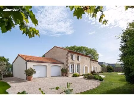 maison de caractère avec dépendance au coeur d'un joli jardin