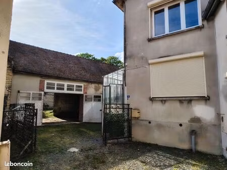 petit corps de ferme de caractère : maison rénovée + grange et cour close