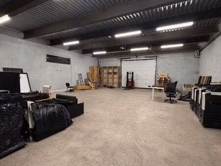 entrepôt 200 m² sécurisé – accès camion – grande hauteur