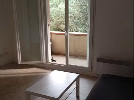 studio avec balcon dans résidence avec piscine