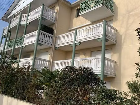 arcachon  studio meublé de 24 61 m2 avec terrasse et parking  proche plage  port et commer