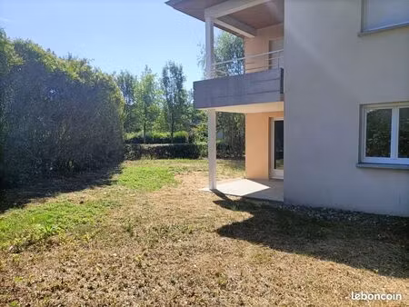 appartement t3 de 63 m² en rez-de-jardin – 154 m² de terrain – piscine collective – 2 plac