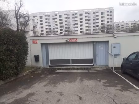 garage / box