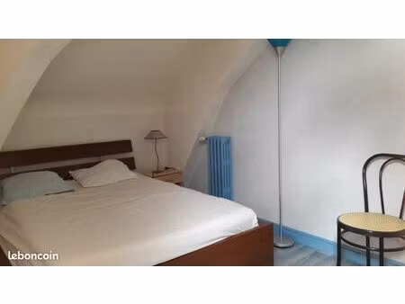t1 bis meublé de 2 pièces situé au 2ème étage d'une grande maison de 2 étages  à angers  d