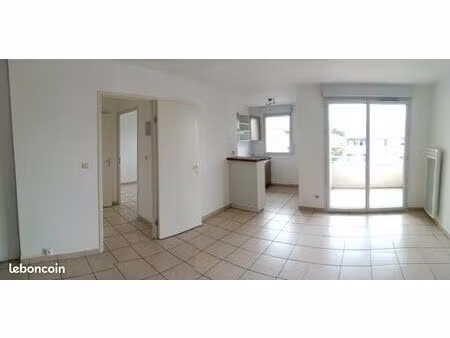 grand t2 avec balcon  2 pkg  dans résidence arborée avec piscine à cugnaux