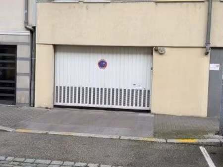 parking intérieur entre gare et les halles