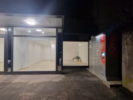 local commercial 38m² avec vitrines et espace exterieur
