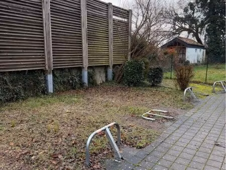 10 places de parking