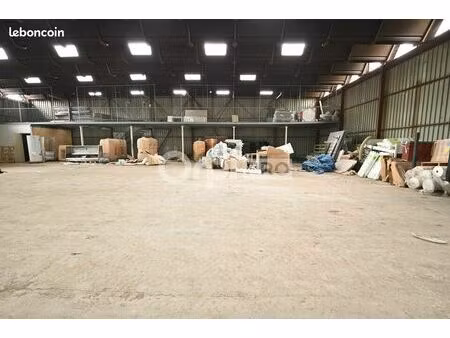 local d'activité 900 m²
