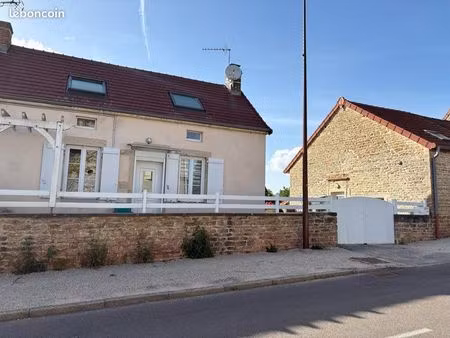 maison rénovée 2 chambres – dépendance 47 m² – terrain 450 m² – 165 000
