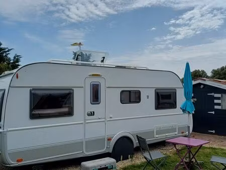 terrain de loisirs avec caravane tabbert