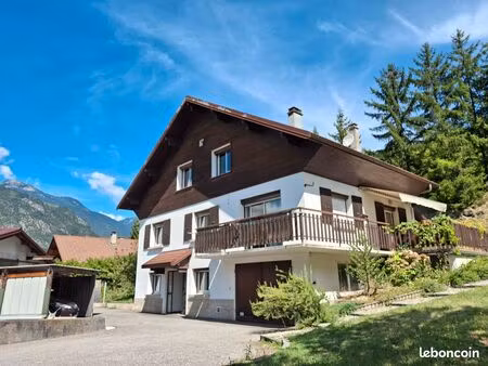 ? grande maison familiale 205 m² – 10 pièces – terrain clos 873 m² – aigueblanche 73260