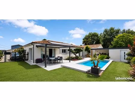 maison contemporaine de 100 m² avec piscine  pool-house  panneaux photovoltaïques et prest