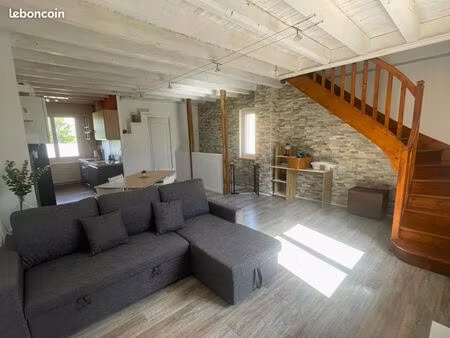 loue appartement meublé 2 pièces en duplex avec cour privée