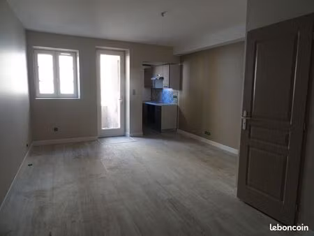 grand studio avec terrasse dans le centre de tournus