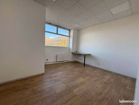 bureaux x2 45m² et terasse sur rue passante