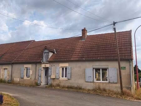 saint parize le chatel. maison deux chambres grenier aménageable . garage..terrain