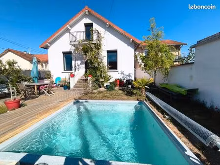 maison de ville rénovée année 30 avec piscine
