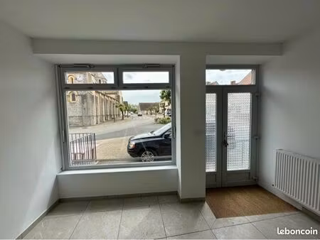 local commercial & habitation 64m² – vitrine sur la place du marché de palinges