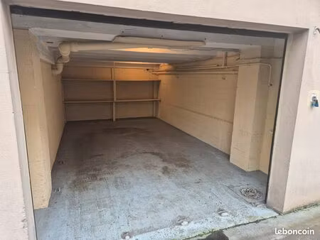 garage au pied de la cathédrale