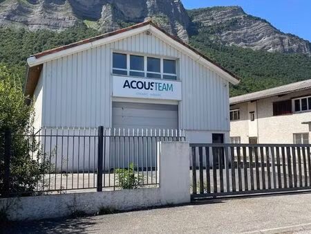 location précaire atelier + bureaux de 610m2 à lumbin