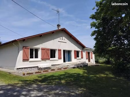 charritte-de-bas  part. vend maison plain pied 130m2- 3 ch - garage- terrain 6 100m2