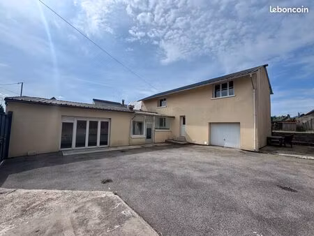 maison d'habitation individuelle bâtie sur environ 660 m2