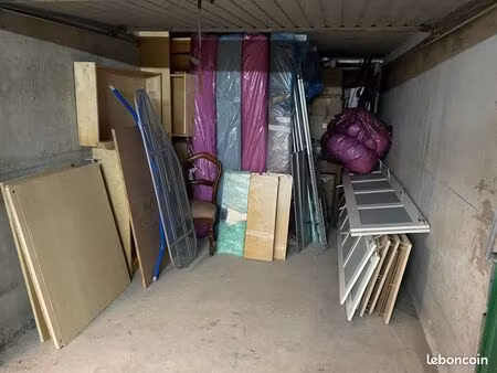 garage fermé bien au sec en sous-sol