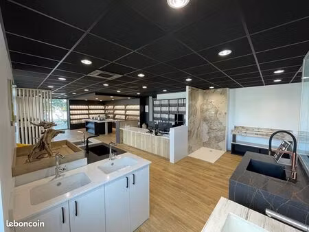 magnifique batiment commercial avec vitrines a crolles