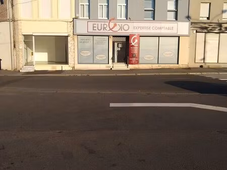 local commercial refait à neuf face à un grand parking gratuit de 150 places