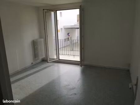 t3 devant le collège voltaire 84700 sorgues