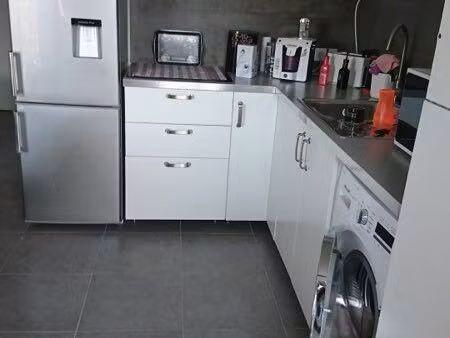 t2 44m2 résidence fermée avec place de parking privée
