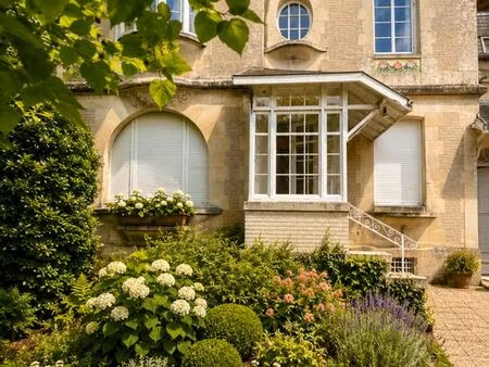 superbe maison avec garage  jardin d'accueil et jardin arrière sur le parc bordelais