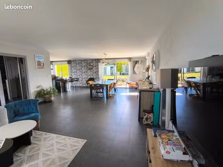 maison individuelle environnement résidentiel très beaux volumes