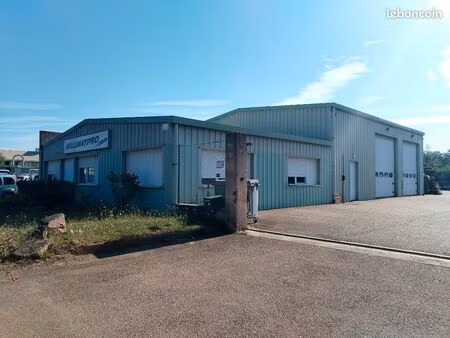 local professionnel avec bureaux + terrain visible de la rocade dans une za