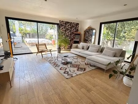 jolie maison ancienne et contemporaine