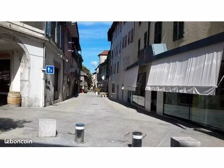 t2 meublé au centre de la roche