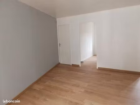 t3 refait neuf 2024 + peinture juin 2026  traversant  centre ville  commerces  école  coll
