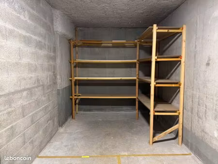 garage partagé pour stockage et vélos