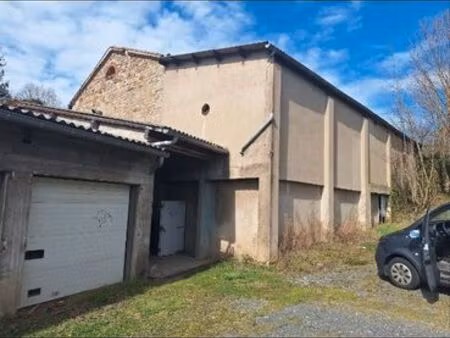◊ 750 m² de locaux sur 2 300 m² de terrain – visibilité exceptionnelle – l'étrat ◊