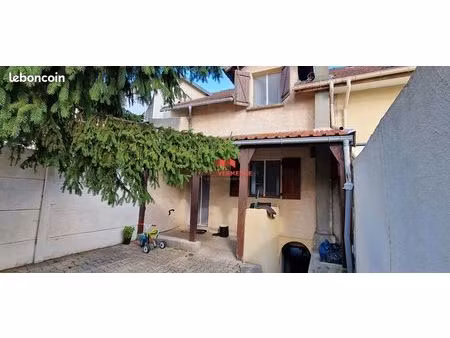 immeuble 3 pièces 66 m²