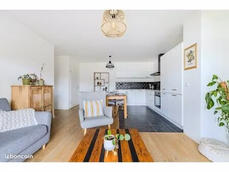 t3 meublé 68 m² avec terrasse de 18 m² et parking – toutes charges comprises